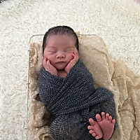 宝宝出生一星期，刚好预产期那天生。第一胎，顺产一小时搞定。皮肤超好，红润红润。超好带，吃饱就睡。...