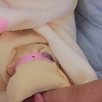 前两天见红没动静   今天早上九点多阵痛 小疼   一点多慢慢大疼后   来医院   四点多进产房   没二十分...