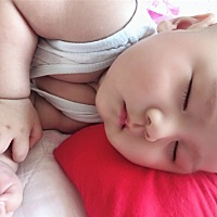 宝宝两个月了，你们的宝宝每天睡多久