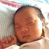 宝宝脸上的是不是湿疹啊！还是蚊子咬的