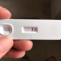 亲爱的宝妈们！请教一下各位，我上月22号来的姨妈，今天是17号，离经期还有5天，我昨天和今天都用试纸测...