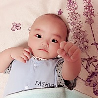 我们三个月了，虽然每天带你都很累但是看到你笑就觉得很幸福了