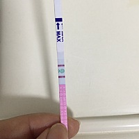 排卵试纸哦！亲们，这算是强阳了吗？今天20:30测得的，啥时候安排作业比较好？PS：昨天22点左右刚安排过...