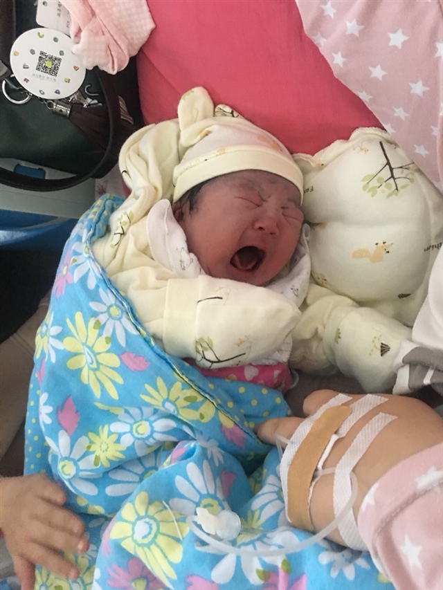 第一张是出生第一天，第二张是出生第六天。