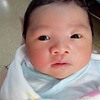 先见红，然后开始阵痛，顺产男宝，6.8斤，整个孕期吐了三个月，不喜欢辣的酸的，就爱吃甜的，胎心一直14...