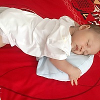 这样睡觉应该对他没伤害吧？他就喜欢这样睡！