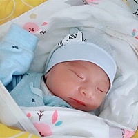 8月17早上8点23分出生的男宝、宝宝很会挑时间七夕出来了，真的是超快的顺产、早上六点半开一指，七点半...