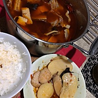 火锅鱼片 有点辣 这才是我大重庆的口味 做梦都在烫毛肚 下周就回中国娘家了 估计回去吃火锅都要点微微辣...