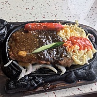 减肥第42天～ 115-90 今日体重48.6 午餐一份牛排 还有若干 水果和面包 这是西餐标配 现在下百了都是放肆...