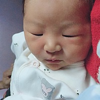 8.9号剖腹产八斤男宝一枚，剖腹产当时是一点不疼，过后护士按压子宫疼的要命，还有下床活动感觉接不来气...