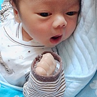 14天了，坐月子也好累啊，宝宝两三个小时吃奶，晚上也睡不好，一切都为了你～