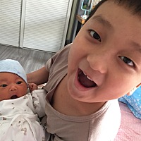 终于快熬出头了，做个月子简直像坐牢……                     两兄妹还是挺有好的😂😂