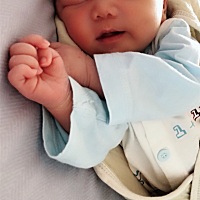 麻烦各位宝妈帮忙给宝宝取个名字吧，男宝，姓令狐。宝宝八字缺水。不过只要好听不用考虑名字带属水都可...