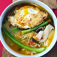 方便面食堂🍜 感觉做出来像拉面 我放了番茄 鸡腿菇 青菜 煎蛋 味道不错 这个是韩式牛骨汤方便面里面没...