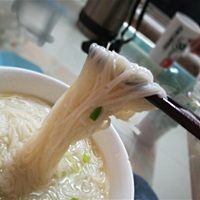 孕妇发烧流鼻涕怎么办，能吃药么，最高37.7吓的都不敢吹空调了，热的直冒汗