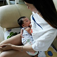 这哪里像50天的孩子啊！。                                         之前因为奶太多乳腺炎住院，差点没...