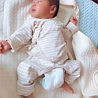 19天的宝宝  生下来六斤七两 现在八斤啦