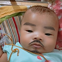 现在我家宝宝四个月了，不会爬，也不会坐，也不会翻身感觉他的头。不怎么硬。