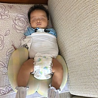 哈哈哈，看我儿子这睡姿太搞笑了，怕他惊跳把手包起来了，用抬腿我就用枕头给他抬起来，睡得太踏实啦😄ཽ