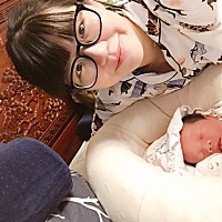 从住院开始男人就一直保持紧绷状态、从上水囊到刺羊水、再到上催产针！他时刻陪在身边！晚上明明有床也...