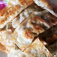 宝贝们喜欢吃的锅贴，孕妈妈也可以适当吃点哦，小心流口水🤤