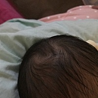 头上两个漩涡🌀还是第一次看见，听说长大很淘皮脾气也很大，不知道你们宝宝头上有几个漩涡🌀