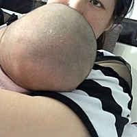 宝宝头型睡成这样，请问怎么调整啊