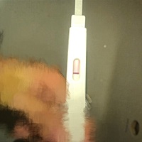 这个是啥意思？有人知道吗？我列假上个月13号来的今天都还没来，然后用验孕棒测试了一下这是什么意思