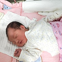 想问问宝妈你们的宝宝闹不闹，最近我闺女总是哭闹厉害，抱着也哭必须哄一会，一吃奶就不哭不吃哭的厉害...