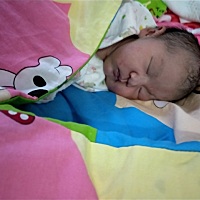 离预产期还有五天就出生啦，阵痛五个小时，生的时候用了十分钟。