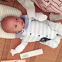 因为婆婆不让给宝宝剪指甲所以给他包起来了、发了朋友圈朋友评论说会害宝宝畸形？我不是很懂