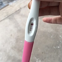 我月经推迟2-30多天了，上周六测得一深一浅，这几天测得还是一深一浅怎么回事？