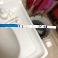大家来帮忙看看！昨天晚上拿试纸测了一次，今天早上晨尿测了一次，不知道这样是不是怀呢？平时月经不是...