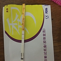第一次测排卵，今晚买秀儿的来测看看，但不会看。大家帮我看下，这样是怎么样的？