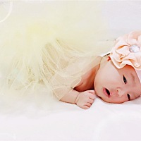 泡泡儿快满月了，去网上租了衣服，今天给她拍了两套，还有8套🤣🤣太喜欢我大姑娘了😍😍😍 5