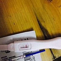 宝宝来了吗 网上有说经期前两天测也有可能一深一浅 正常应该26号月经的