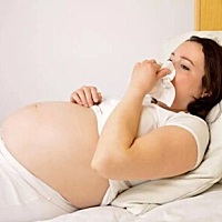 夏末秋初, 孕妈妈容易感冒, 该怎么预防呢? 天气逐渐转凉。早晚的温差，再加上炎热的天气吹空调，很多孕...