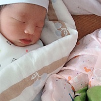 预产期迟两天生个男宝，六斤整，不过宝宝黄疸有点偏高