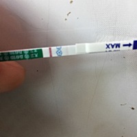 亲爱的们，我还有2天来月经，早上测的，有个浅印，我老公说本身也会有浅印，说我没有怀，我也有那种要来...