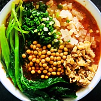 酸辣粉，料很足，要不要来一碗，家常版的，好吃又卫生哦！