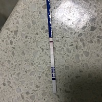 我是8月15排卵期，今天25号早上连测了两根发现上面都有白色的印子（拍的不是很明显有谁知道是怎么回事）