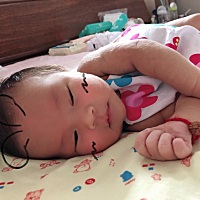 七天的宝宝，看起来不像月子里的孩子，身体很棒，小胳膊小腿超级有劲，看着她这么壮实，觉得孕期吃喝补...