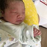 8月25日，顺产6斤6两小公主一枚～跟姐姐还挺像的😄