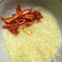 醒来什么都不想吃，婆婆给熬的小米粥，搭配着家乡的小咸菜，喝了两大碗嘿嘿