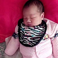 你们看我大宝和小宝像吗？俩女宝，前面大宝，后面小宝，都说两人没一点像，说大的像我，小的像老公，我...