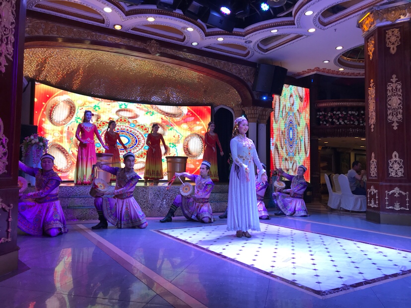 欣赏新疆美女的表演