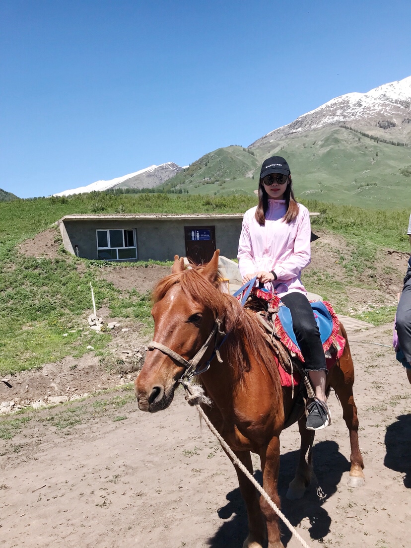 第一次骑马，有点小恐惧，挺颠的。哈哈