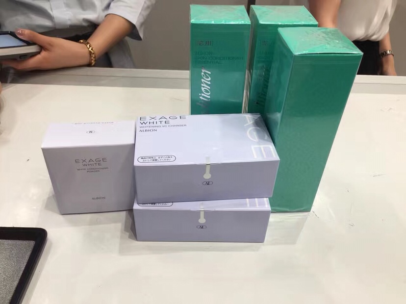 每次给大家带的护肤品之一：澳尔滨，还有cpb，黛珂，Sk2，排队真的一言难尽啊。