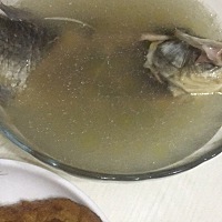 上次看到一个说婆婆做的鱼，别人评论像刷锅水一样。今天我也见识到我婆婆做的鱼汤了，越看越像刷锅水。...