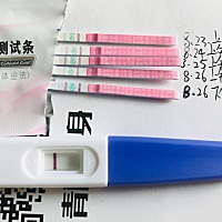 排卵试纸一直阳，早早孕又是白板。月经推迟九天了。有知道是怎么回事的吗？
